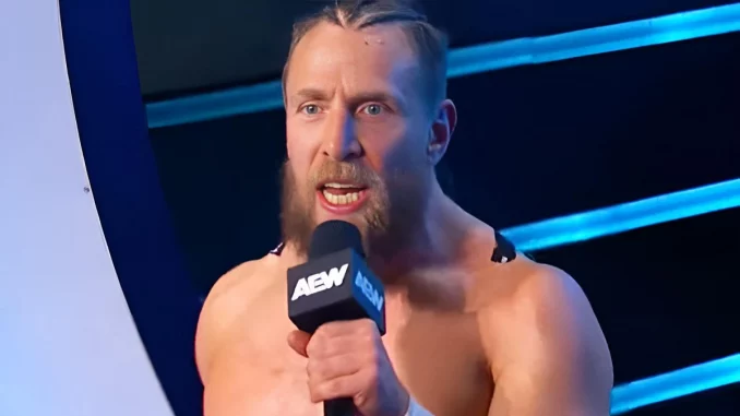 aew-bryan-danielson-mit-einer-botschaft Bryan Danielson hält ein Mikrofon fest und spricht Klartext