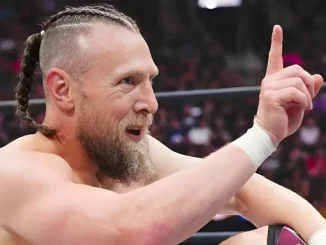 Bryan Danielson sitz im Ring und zeigt mit dem Finger nach oben