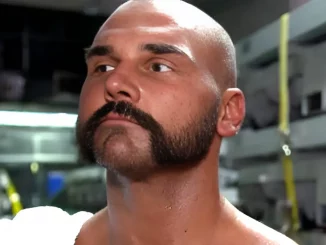 Dax Harwood steht im Backstagebereich