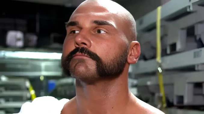 Dax Harwood steht im Backstagebereich