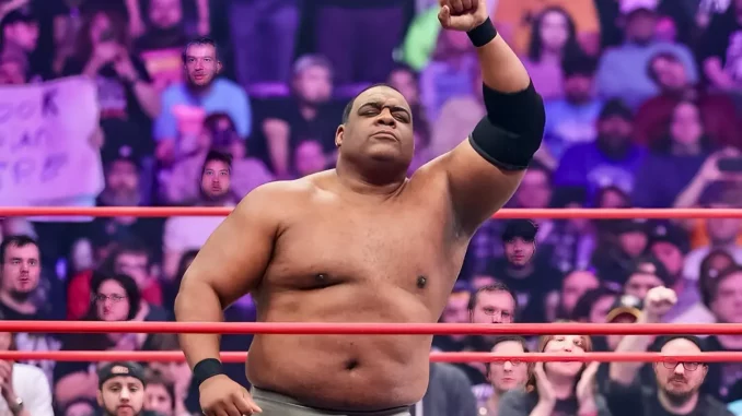 Keith Lee steht im Ring und ballt die linke Faust