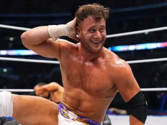 MJF sitzt vor dem Ring und greift sich an den Hinterkopf