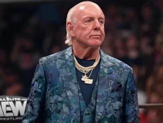 Ric Flair steht im Ring und schaut ernst aus
