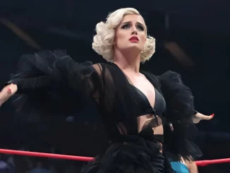 Toni Storm präsentiert sich im Ring