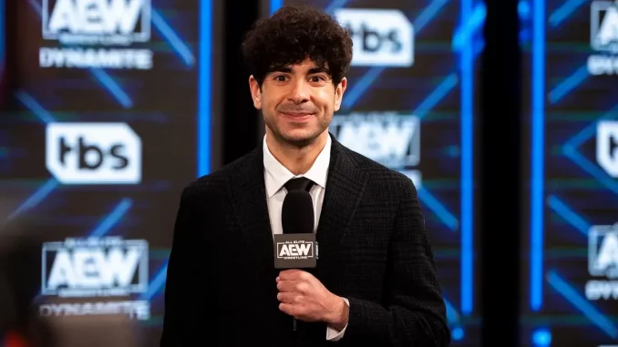 Tony Khan steht im Backstagebereich für eine Ankündigung