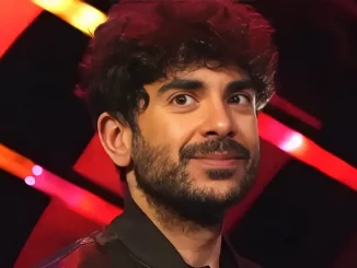 Tony Khan blickt sympathisch