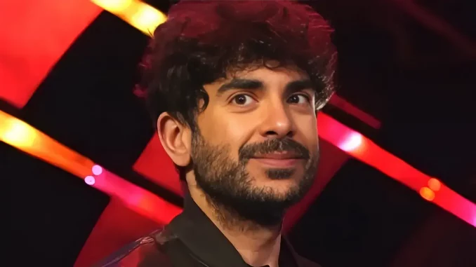Tony Khan blickt sympathisch