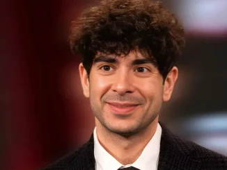Tony Khan lächelt sympathisch