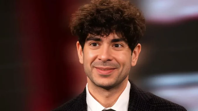 Tony Khan lächelt sympathisch