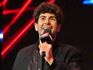Tony Khan begrüßt die Fans gut gelaunt mit einem Mikrofon in der Hand auf der Stage