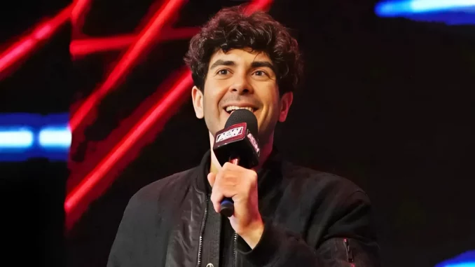 Tony Khan begrüßt die Fans gut gelaunt mit einem Mikrofon in der Hand auf der Stage