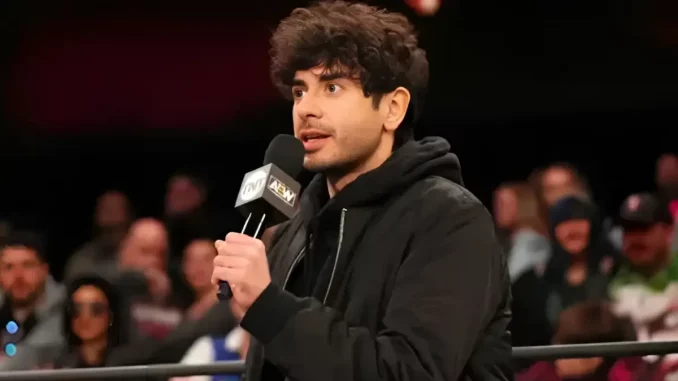 Tony Khan hält für seine Rede ein Mikrofon in der Hand