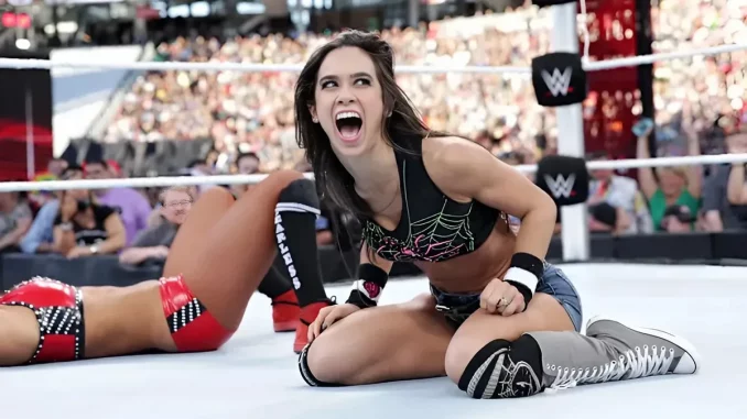 AJ Lee kniet im Ring und lächelt