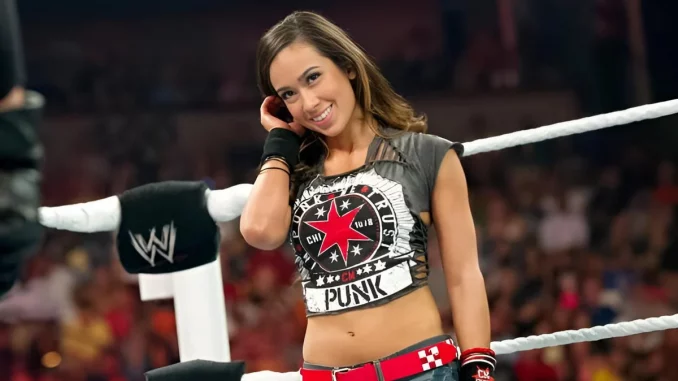 AJ Lee trägt ein CM Punk Outfit im Ring