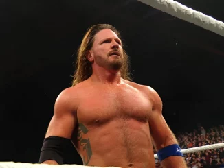 AJ Styles steht sichtlich unzufrieden im Ring