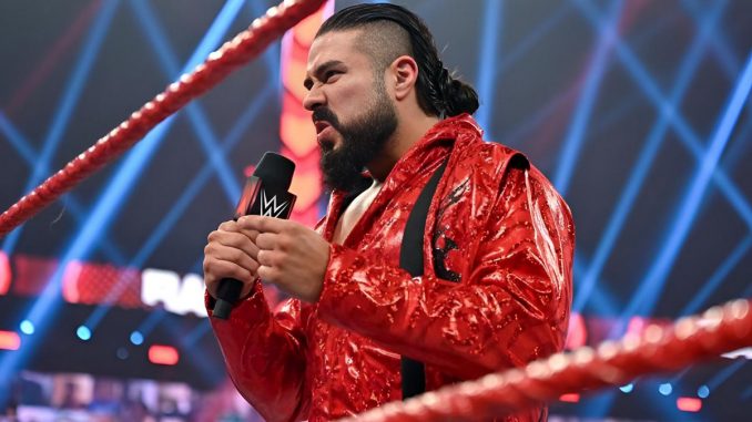 Andrade steht wütend am Mikrofon im Ring