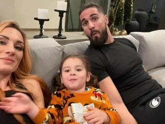 Auf dem Foto ist ganz links Becky Lynch, in der Mitte ihre Tochter Roux und rechts Seth Rollins zu sehen