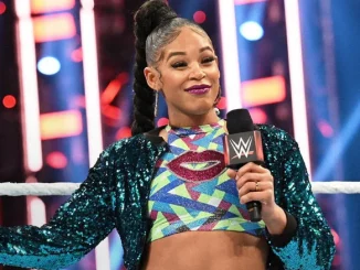 Bianca Belair hält ein Mikrofon in der linken Hand