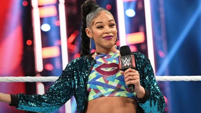 Bianca Belair hält ein Mikrofon in der linken Hand