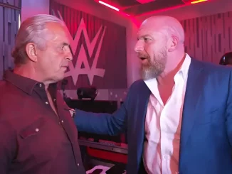 Bret Hart und Triple H stehen sich in der Gorilla-Position gegenüber