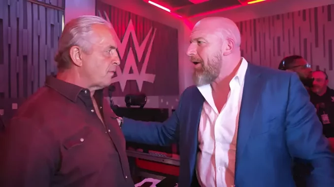wwe-bret-hart-triple-h Bret Hart und Triple H stehen sich in der Gorilla-Position gegenüber
