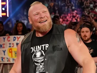 Brock Lesnar blickt zum Ring und lächelt