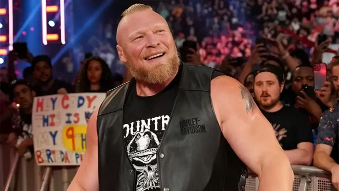Brock Lesnar blickt zum Ring und lächelt