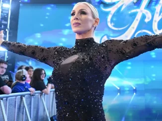 Charlotte Flair präsentiert sich vor den WWE Fans
