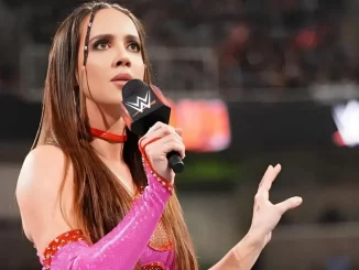 Chelsea Green hält ein WWE Mikrofon in der rechten Hand