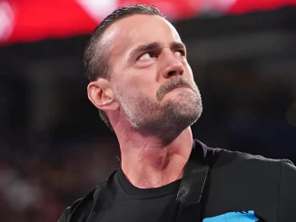 CM Punk blickt grimmig