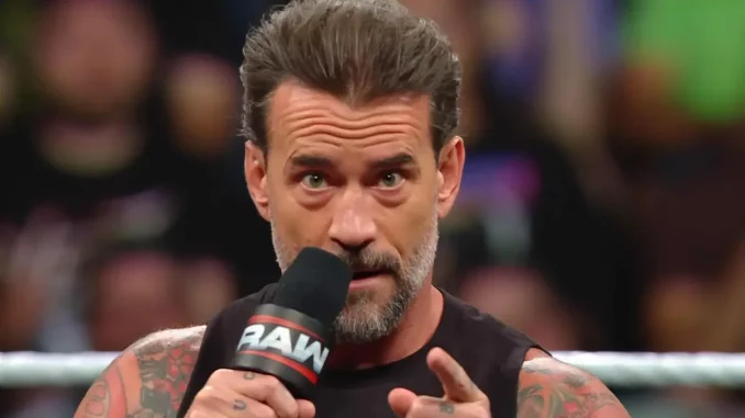 wwe-cm-punk-macht-eine-ansage CM Punk blickt während seiner Rede in die Kamera