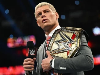 Cody Rhodes mit einem Mikrofon in der Hand und dem Undisputed Champion Titel um seine Schulter