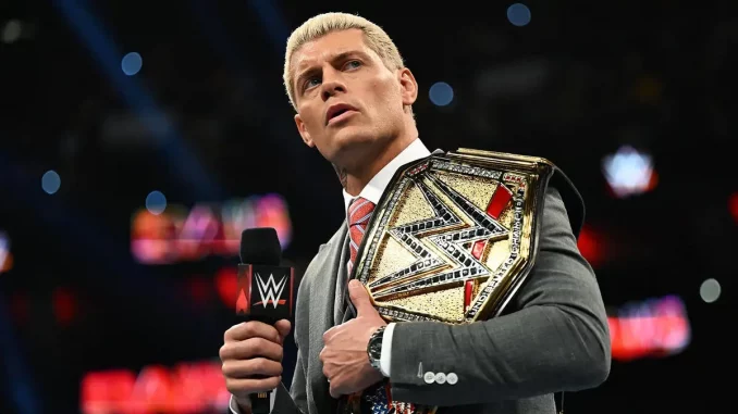 Cody Rhodes mit einem Mikrofon in der Hand und dem Undisputed Champion Titel um seine Schulter