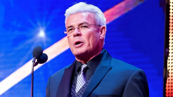 wwe-eric-biscoff-am-podium Eric Bischoff steht am Podium und hält eine Rede