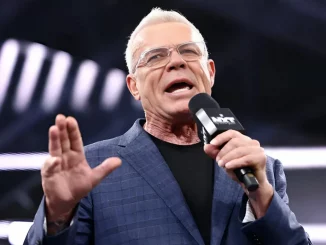 Eric Bischoff steht im Ring und erklärt