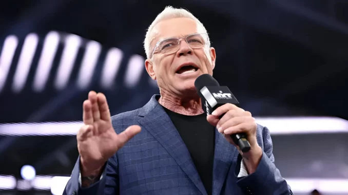 Eric Bischoff steht im Ring und erklärt