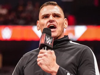 Gunther hält eine sichtlich angespannte Rede im Ring