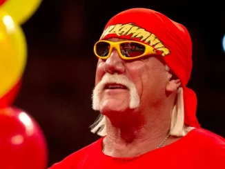 Hulk Hogan befindet sich mit Ballons im Ring