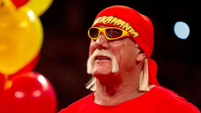 wwe-hulk-hogan-wird-gefeiert Hulk Hogan befindet sich mit Ballons im Ring