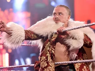 Ilja Dragunov zeigt mit dem Finger in die Zuschauermenge