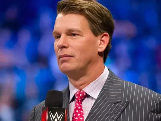 JBL hält eine WWE Mikrofon in seiner Hand