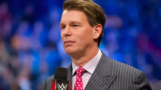 wwe-jbl-am-wwe-mikrofon JBL hält eine WWE Mikrofon in seiner Hand