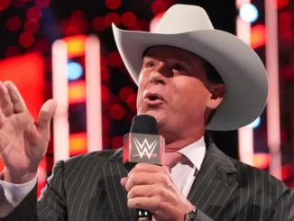 JBL steht mit einem Mikrofon im WWE Ring
