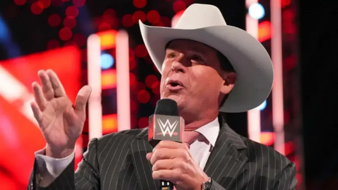 JBL steht mit einem Mikrofon im WWE Ring