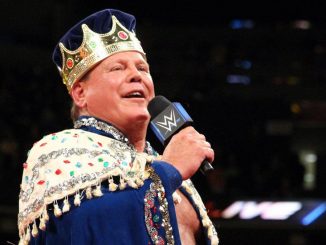 Jerry Lalwer hält eine WWE Rede am Mikrofon bei SmackDown