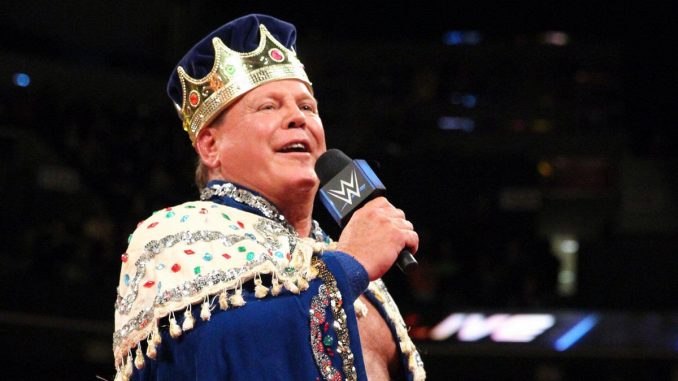 wwe-jerry-lawler-bei-smackdown Jerry Lalwer hält eine WWE Rede am Mikrofon bei SmackDown