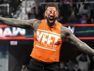 Jey Uso präsentiert sich den Fans in seinem YEET T-Shirt