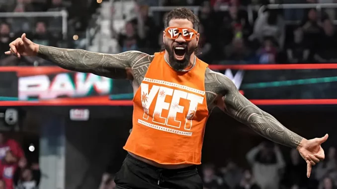 Jey Uso präsentiert sich den Fans in seinem YEET T-Shirt