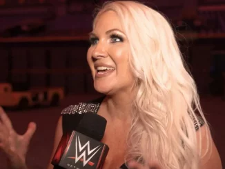 Jillian Hall spricht ins WWE Mikrofon