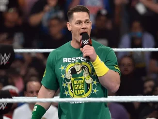 John Cena steht im Ring und teilt dem WWE Universum etwas mit